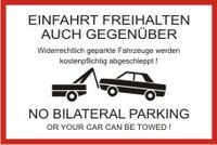 Schild Einfahrt freihalten auch gegen&uuml;ber, in deutsch/englisch, mit Abschleppsymbol